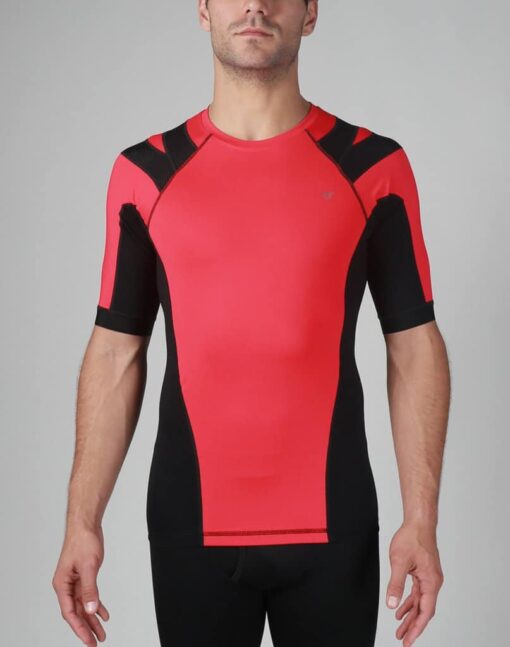 Intelliskin holdningskorrigerende t-shirt - Foundation 3.0 i Fire (rød) set forfra i studio