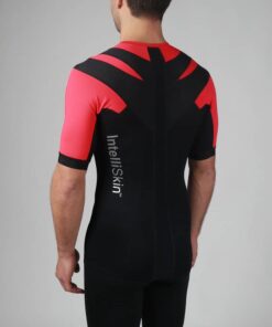 Intelliskin holdningskorrigerende t-shirt - Foundation 3.0 i Fire (rød) set skråt bagfra i studio