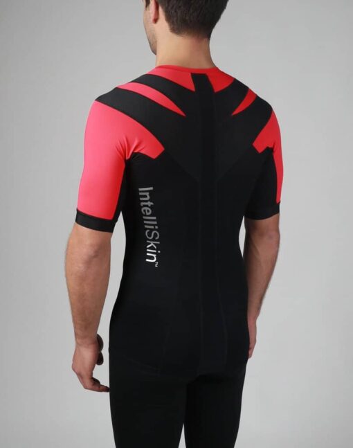 Intelliskin holdningskorrigerende t-shirt - Foundation 3.0 i Fire (rød) set skråt bagfra i studio