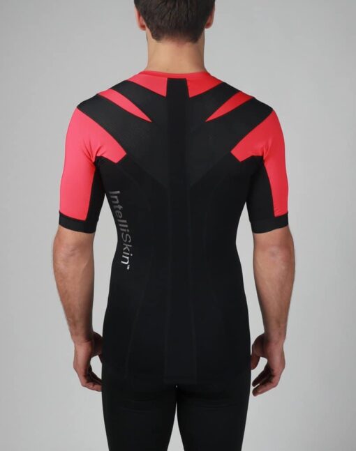 Intelliskin holdningskorrigerende t-shirt - Foundation 3.0 i Fire (rød) set bagfra i studio