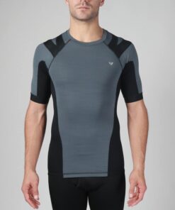 Intelliskin holdningskorrigerende t-shirt - Foundation 3.0 i Smoke (grå) set forfra i studio