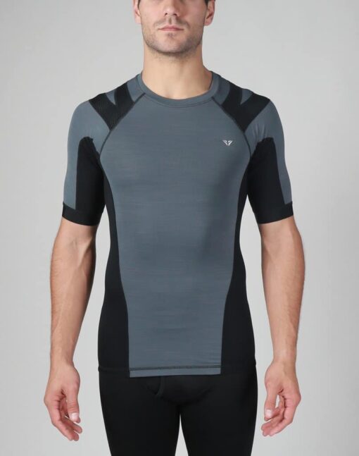 Intelliskin holdningskorrigerende t-shirt - Foundation 3.0 i Smoke (grå) set forfra i studio
