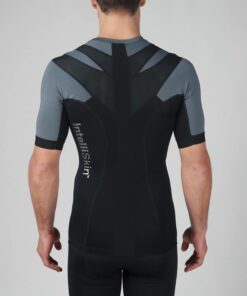 Intelliskin holdningskorrigerende t-shirt - Foundation 3.0 i Smoke (grå) set bagfra i studio
