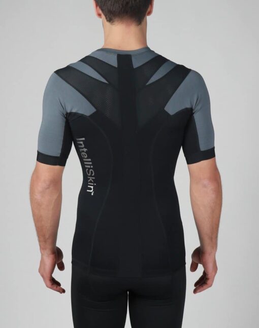 Intelliskin holdningskorrigerende t-shirt - Foundation 3.0 i Smoke (grå) set bagfra i studio
