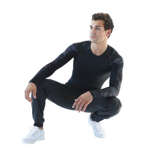 Intelliskin Foundation LS 2.0 i Camo siddende i studio