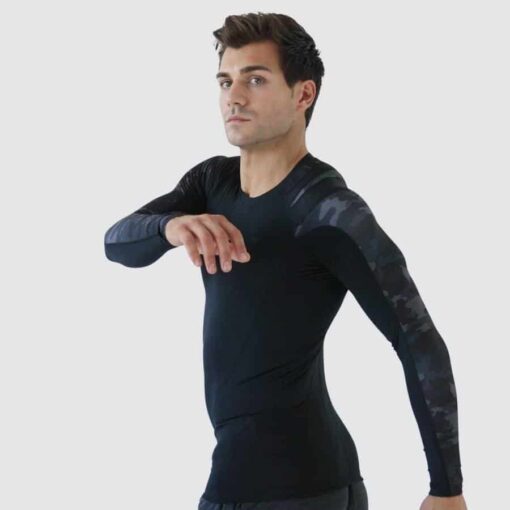 Intelliskin Foundation LS 2.0 i Camo set fra siden i studio