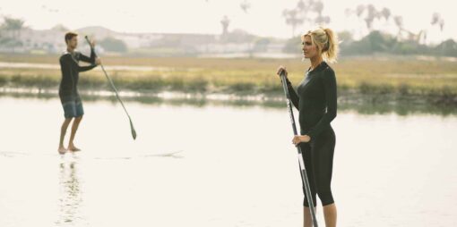 Paddleboarder i womens Intelliskin LS 20 i sort set fra siden