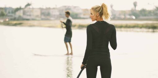 Paddleboarder i womens Intelliskin LS 20 i sort set bagfra