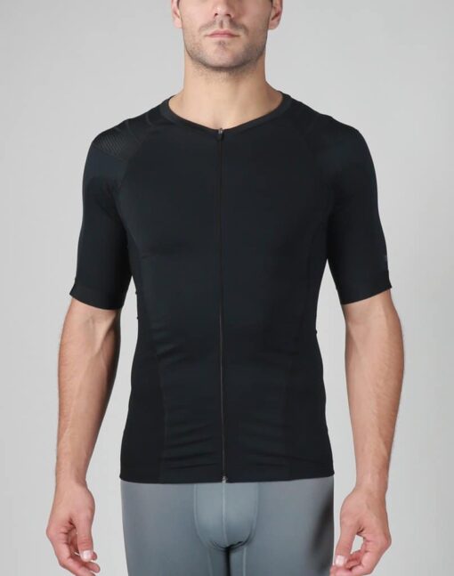 Intelliskin holdningskorrigerende t-shirt med lynlås - Foundation 2.0 i sort set forfra i studio