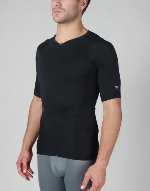 Intelliskin holdningskorrigerende t-shirt med lynlås - Foundation 2.0 i sort set skråt forfra i studio