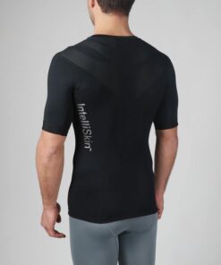 Intelliskin holdningskorrigerende t-shirt med lynlås - Foundation 2.0 i sort set skråt bagfra i studio