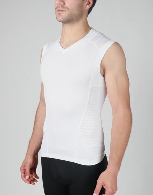 Intelliskin GolfPro holdningskorrigerende tank - Essential GolfPro i hvid set skråt forfra i studio