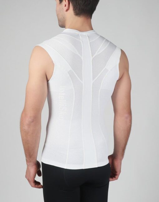 Intelliskin GolfPro holdningskorrigerende tank - Essential GolfPro i hvid set skråt bagfra i studio