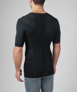 Intelliskin holdningskorrigerende t-shirt - Foundation Pro i sort set skråt bagfra i studio