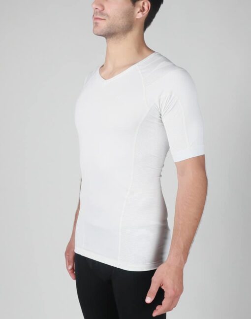 Intelliskin holdningskorrigerende t-shirt - Foundation Pro i hvid set skråt forfra i studio