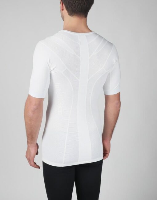 Intelliskin holdningskorrigerende t-shirt - Foundation Pro i hvid set skråt bagfra i studio
