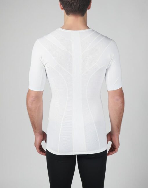Intelliskin holdningskorrigerende t-shirt - Foundation Pro i hvid set bagfra i studio