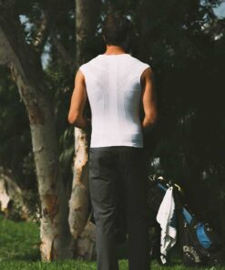 Intelliskin GolfPro holdningskorrigerende tank - Essential GolfPro på golfbanen bagfra