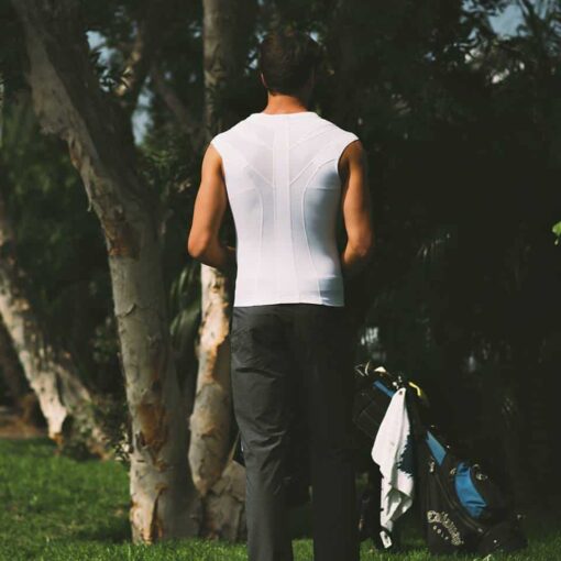 Intelliskin GolfPro holdningskorrigerende tank - Essential GolfPro på golfbanen bagfra