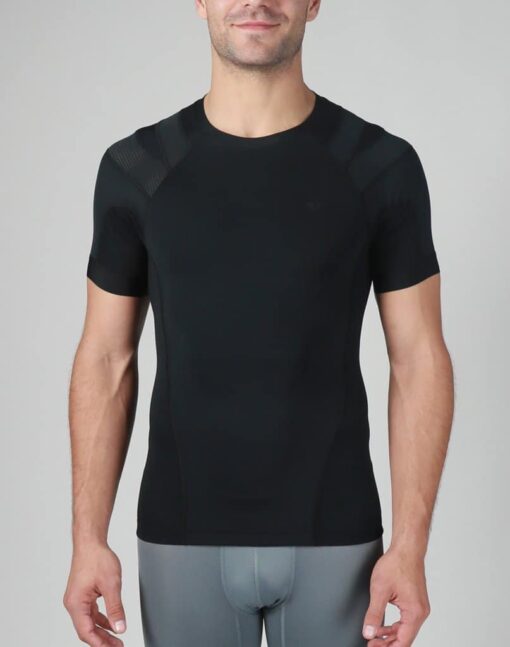 Intelliskin holdningskorrigerende t-shirt løs - AirStream i sort set forfra i studio