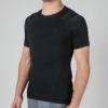 Intelliskin holdningskorrigerende t-shirt løs - AirStream i sort set skråt forfra i studio