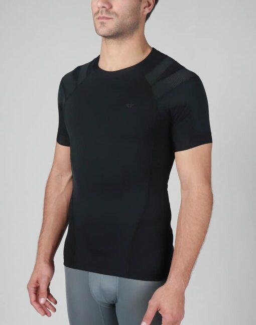 Intelliskin holdningskorrigerende t-shirt løs - AirStream i sort set skråt forfra i studio