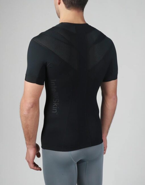 Intelliskin holdningskorrigerende t-shirt løs - AirStream i sort set skråt bagfra i studio